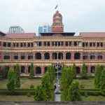 One side of the Square building, High Court Burma. Photo by Rockrangoon, taken 2 February 2012, via Wikimedia Commons. Licensed under CC BY-SA 3.0.