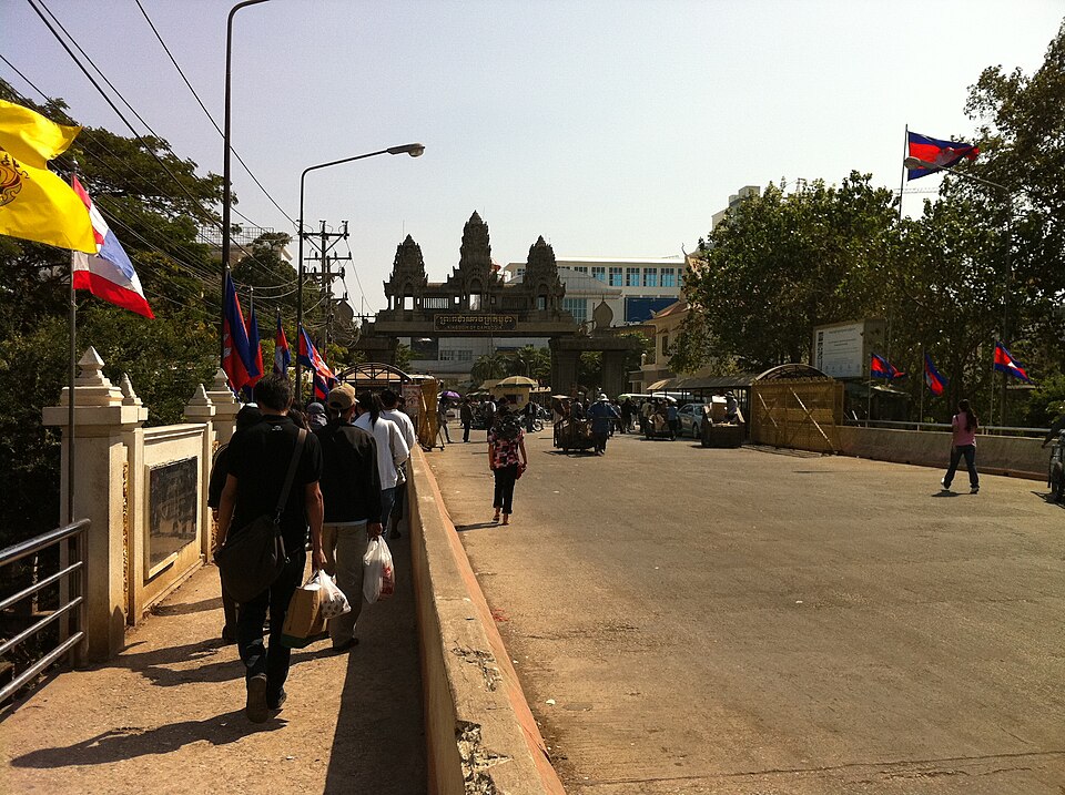 File:Border crossing between Thailand and Cambodia (6208328212).jpg