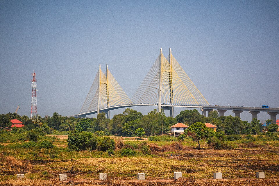 File:Neak Loeung Bridge April 2015.jpg