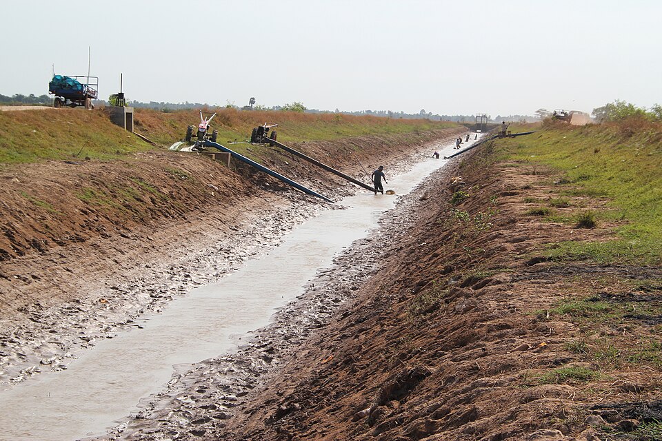 File:Pumping in dry season Cambodia (10715532746).jpg