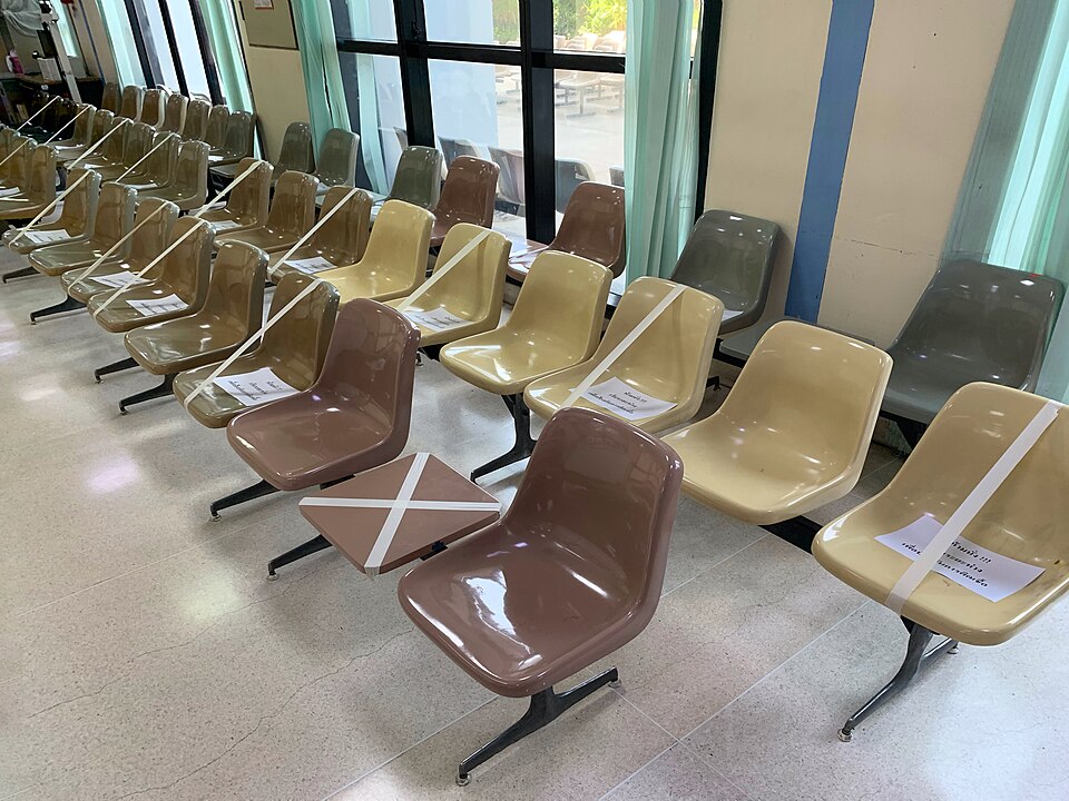 File:Social distancing seats at Chulalongkorn Hospital 2020 March.jpg