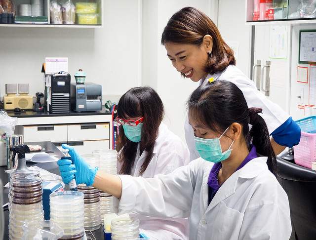 Honglada Thoetkiattikul, an ASEAN-US science and technology fellow from Thailand, contributes to improving science-based policy-making in the region. Photo by Montakan Tanchaisawat, USAID. Licensed under CC BY-SA 4.0.